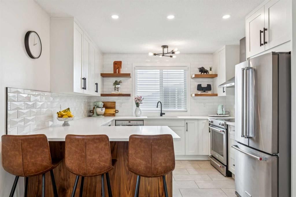 12019 Canfield Green SW, Calgary — photo 4 of 39