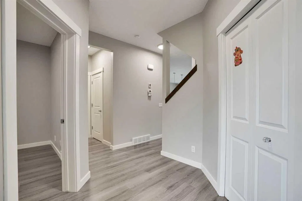 22 Sherwood Road NW, Calgary — photo 5 of 45