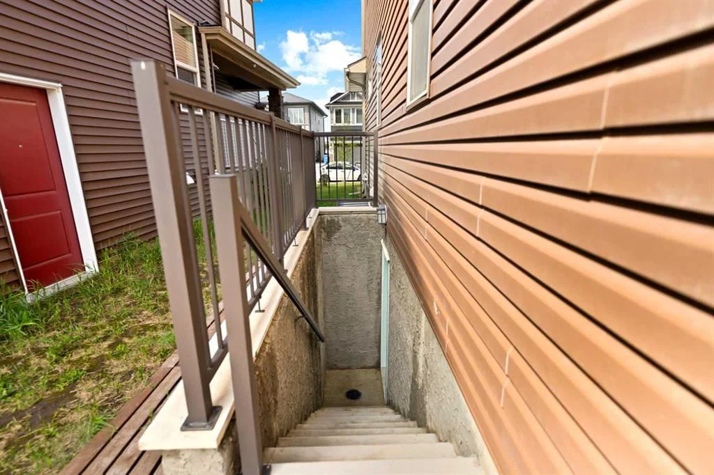 249 Lucas Crescent NW, Calgary — photo 3 of 18