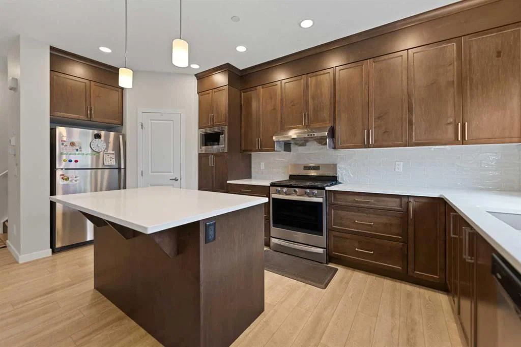 249 Lucas Crescent NW, Calgary — photo 4 of 18