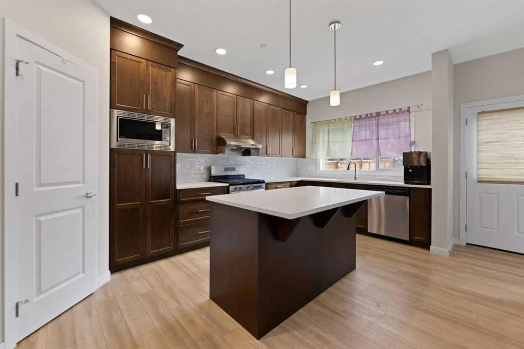 249 Lucas Crescent NW, Calgary — photo 5 of 18