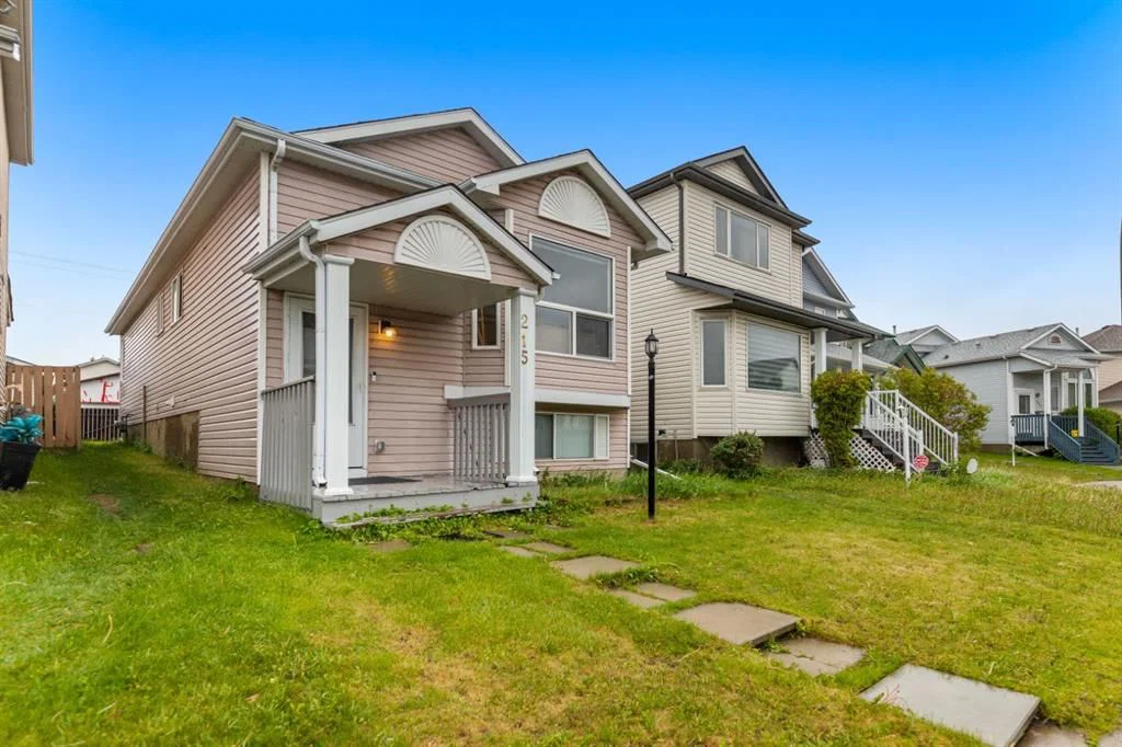 215 Carmel Close NE, Calgary — photo 2 of 35