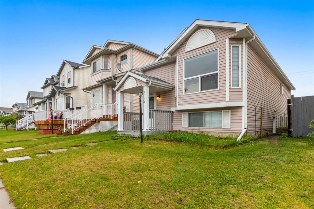 215 Carmel Close NE, Calgary — photo 3 of 35