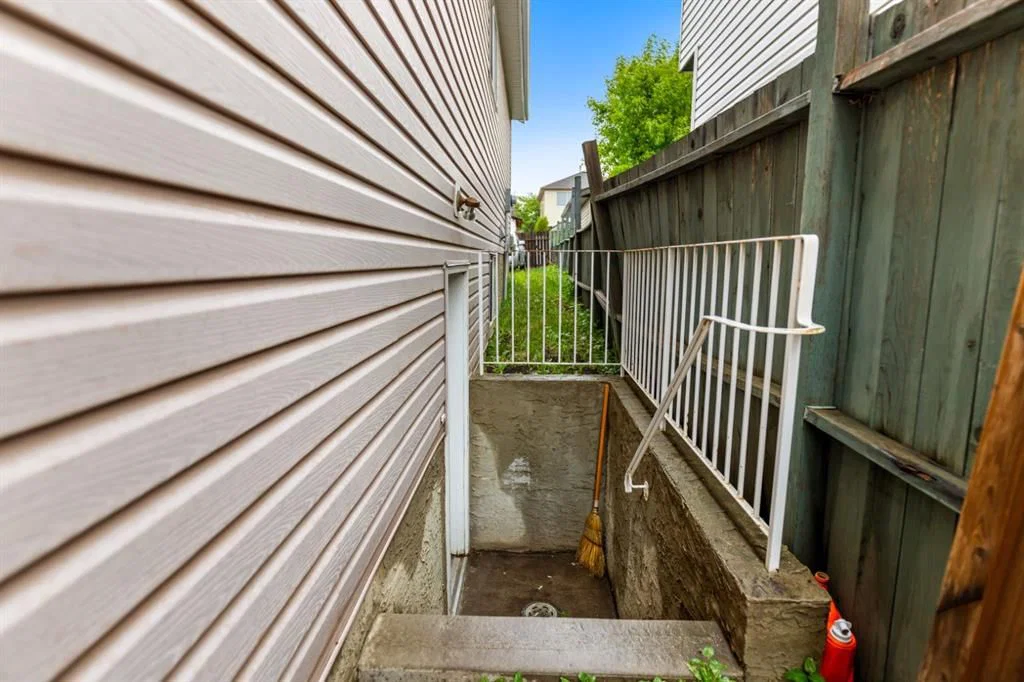215 Carmel Close NE, Calgary — photo 4 of 35
