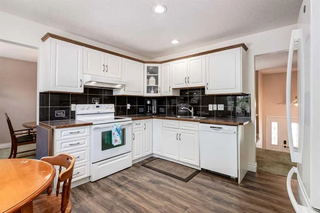 216 Cannington Place SW, Calgary — photo 4 of 46