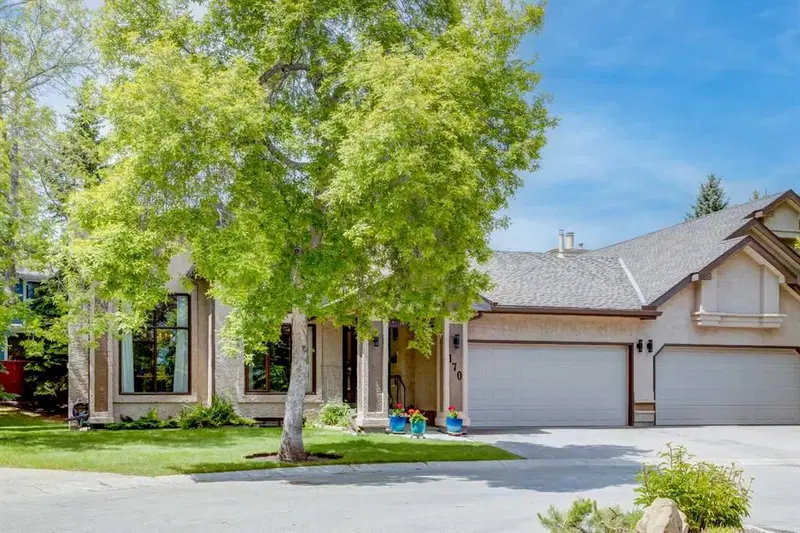 170 Oakbriar Close SW, Calgary — main listing photo