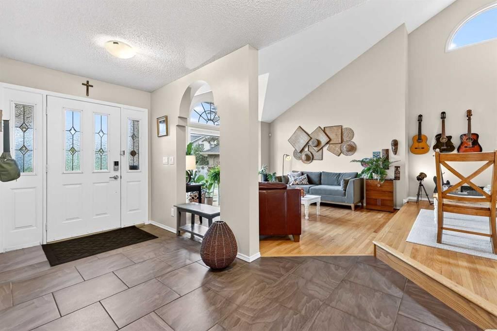 115 Woodpark Terrace SW, Calgary — photo 3 of 50