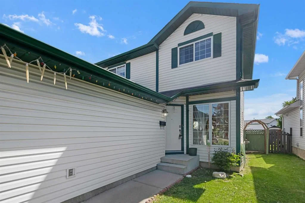 69 Applemont Place SE, Calgary — photo 3 of 41