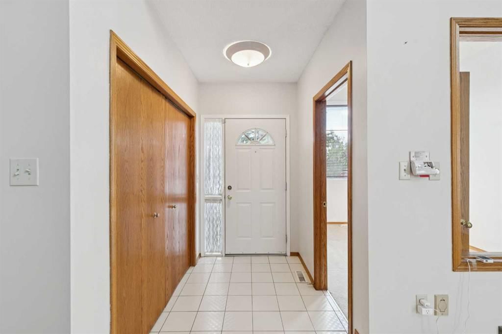 733 Edgebank Place NW, Calgary — photo 4 of 49