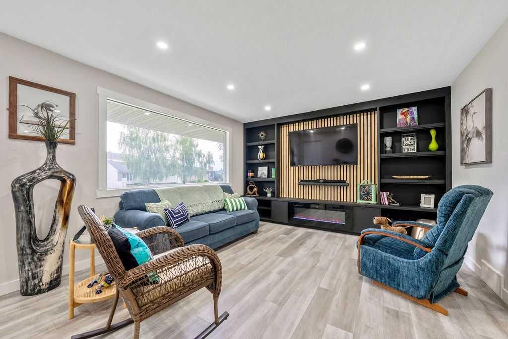 323 84 Avenue SE, Calgary — photo 4 of 23