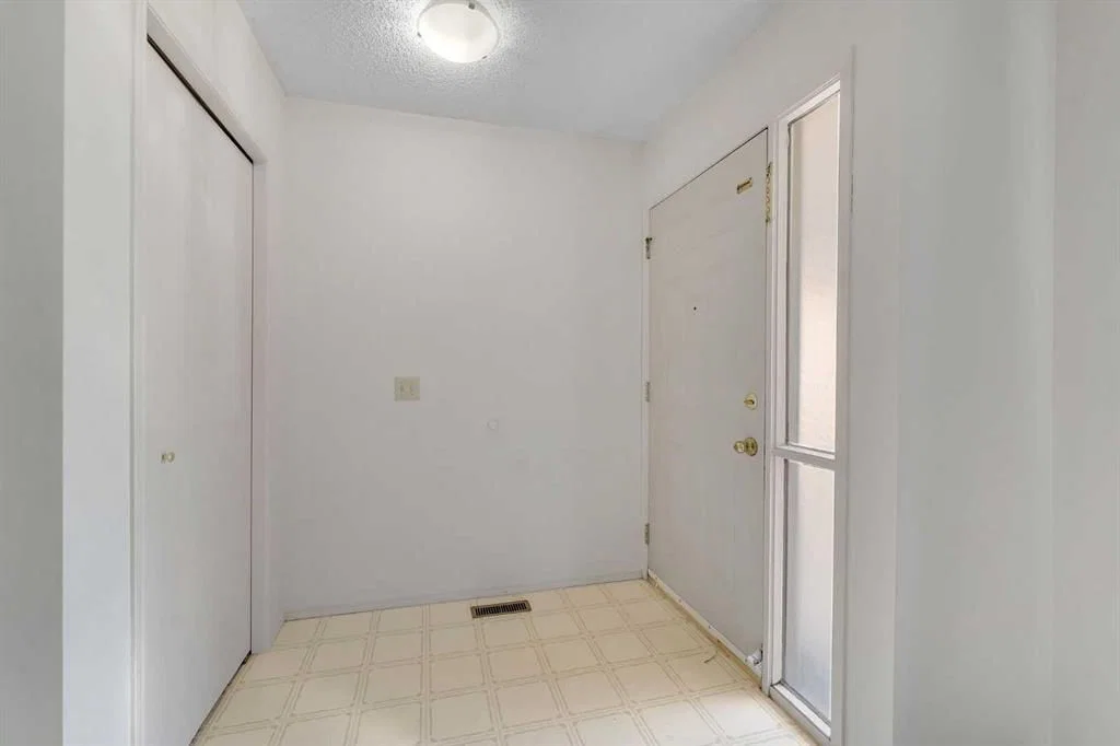 4736 17 Avenue NW, Calgary — photo 4 of 32