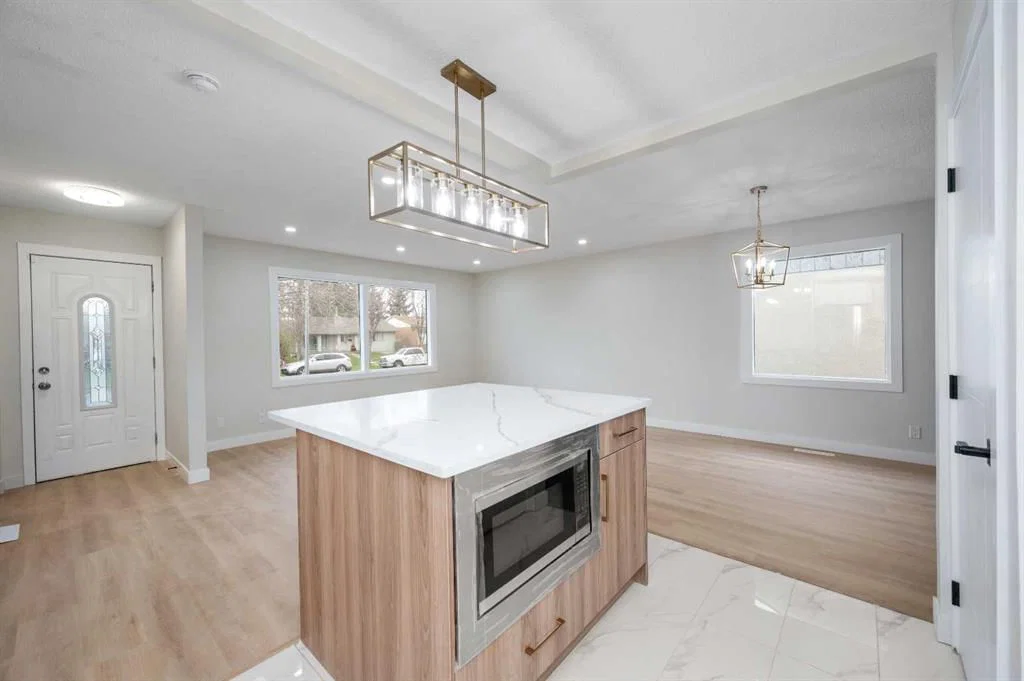 5023 Marlborough Drive NE, Calgary — photo 5 of 34