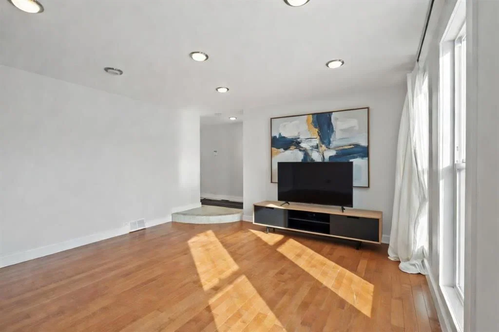 208 Woodpark Place SW, Calgary — photo 5 of 46