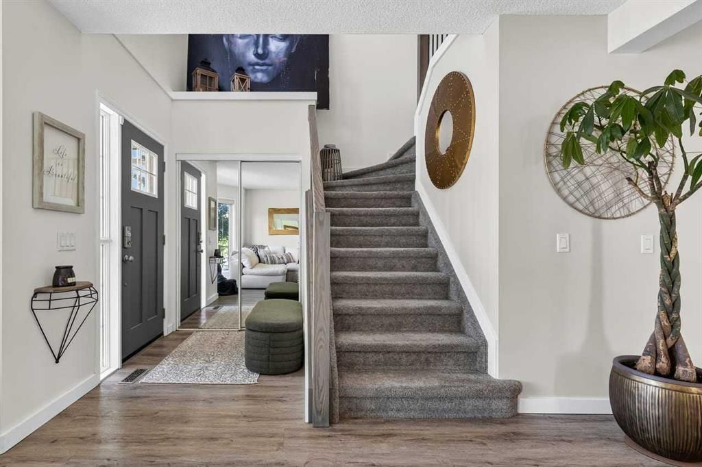 123 Mt Lorette Close SE, Calgary — photo 2 of 42