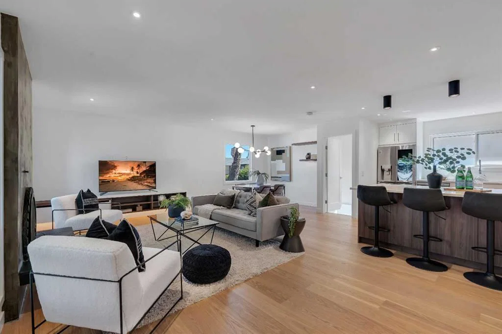 10704 Oakfield Drive SW, Calgary — photo 5 of 47