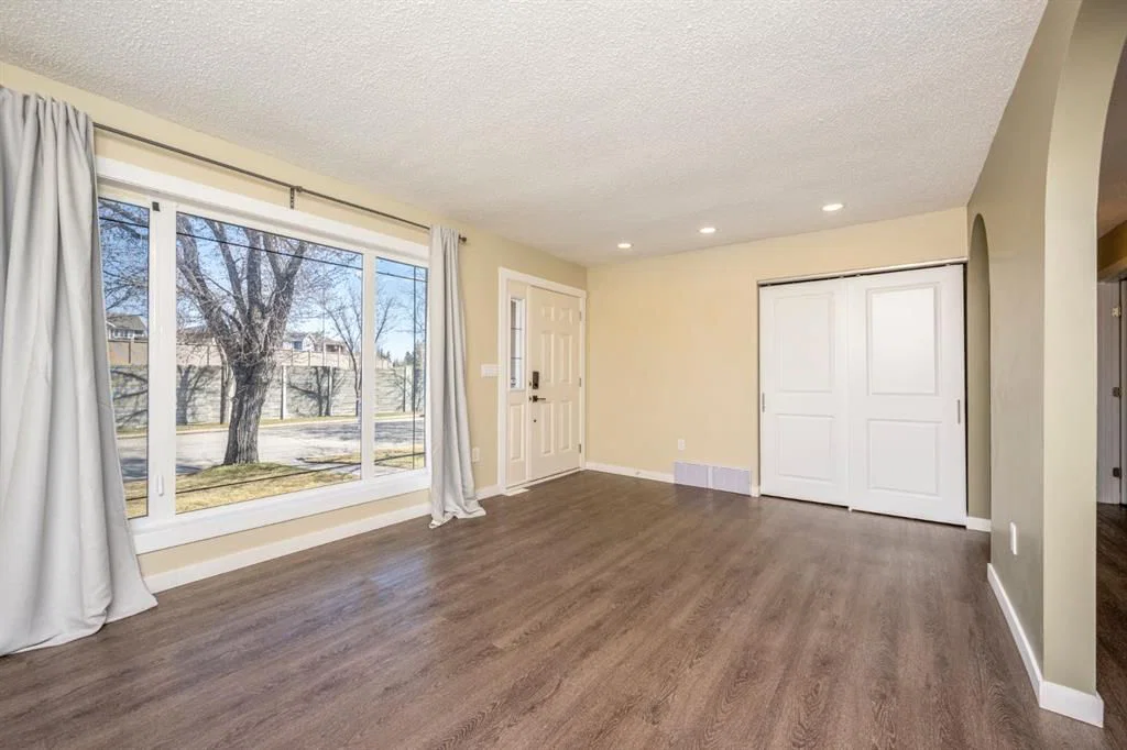 6031 Lacombe Way SW, Calgary — photo 3 of 46