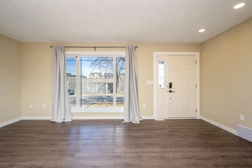 6031 Lacombe Way SW, Calgary — photo 4 of 46