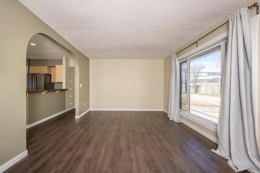 6031 Lacombe Way SW, Calgary — photo 5 of 46