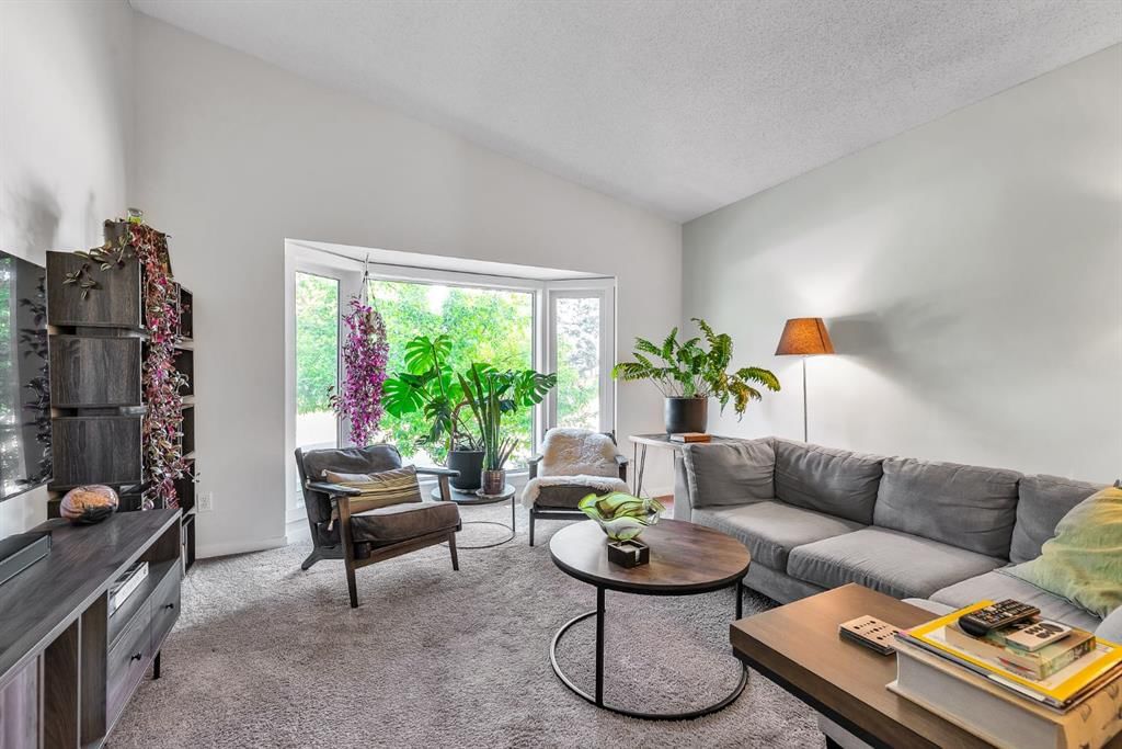 120 Woodbrook Close SW, Calgary — photo 4 of 49