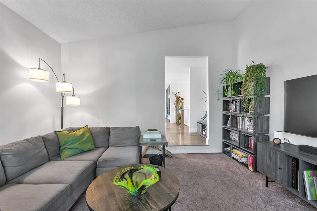 120 Woodbrook Close SW, Calgary — photo 5 of 49