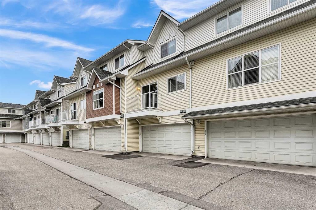 207 Mckenzie Towne Gate SE, Calgary — photo 2 of 39