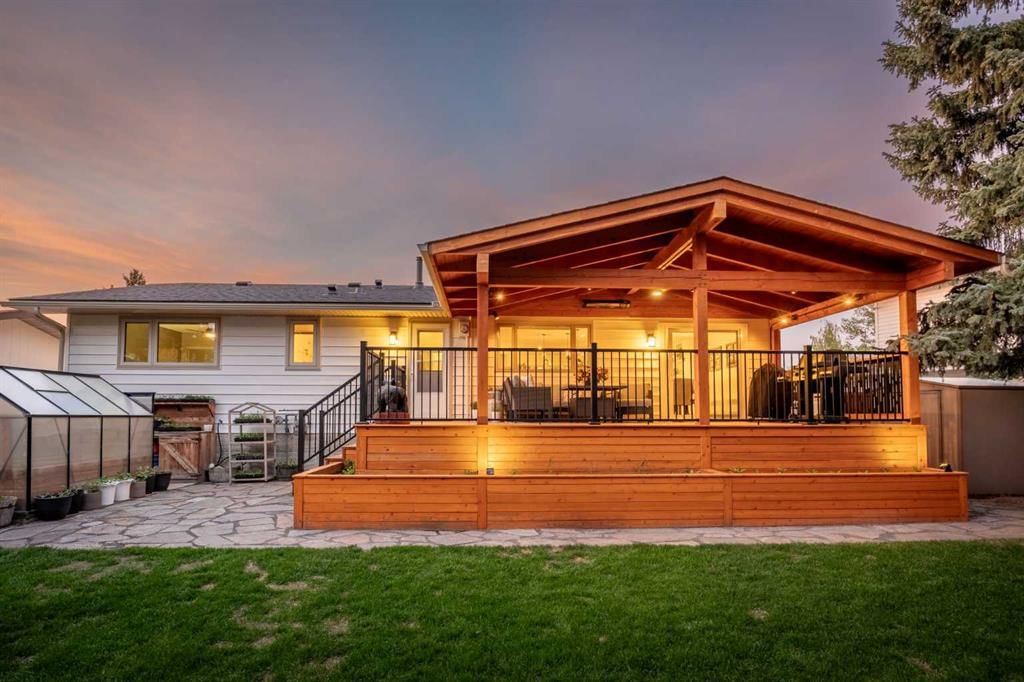 111 Silvergrove Green NW, Calgary — photo 3 of 44