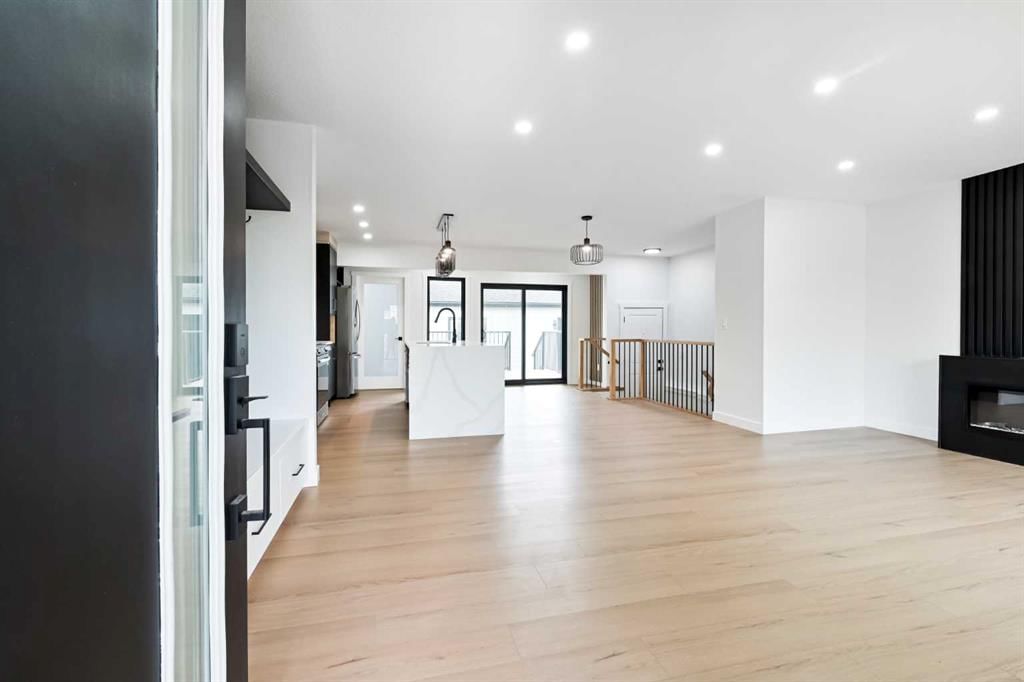4940 45 Street SW, Calgary — photo 2 of 50