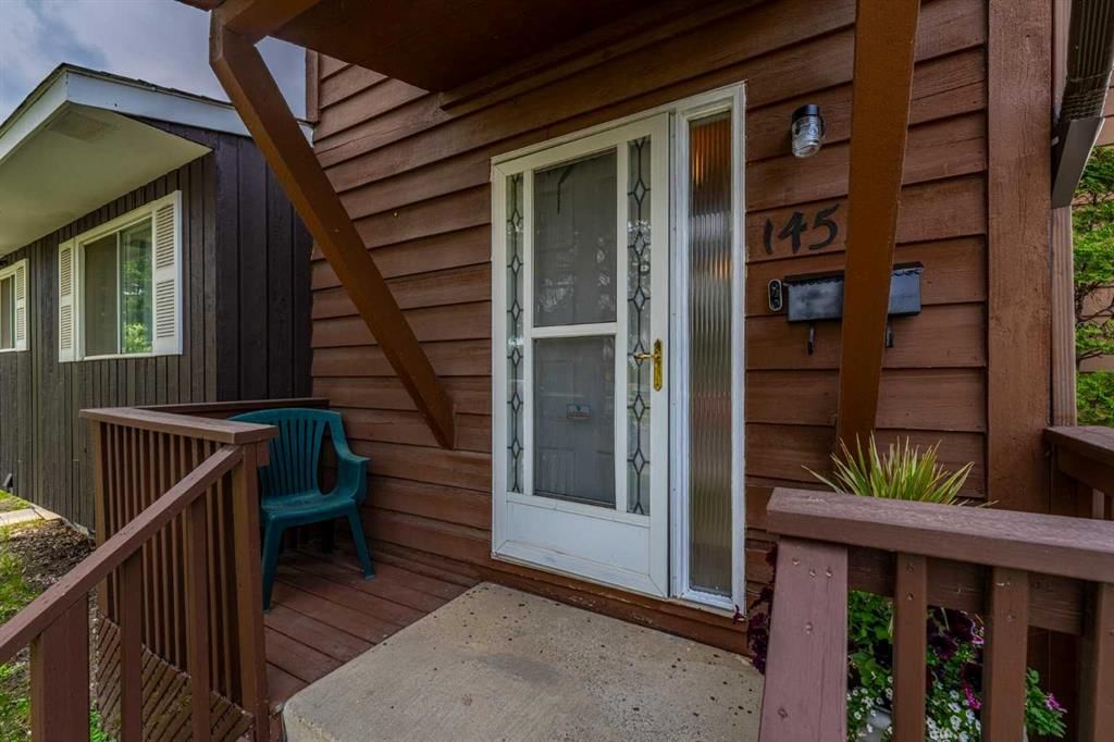 1455 Berkley Drive NW, Calgary — photo 2 of 37