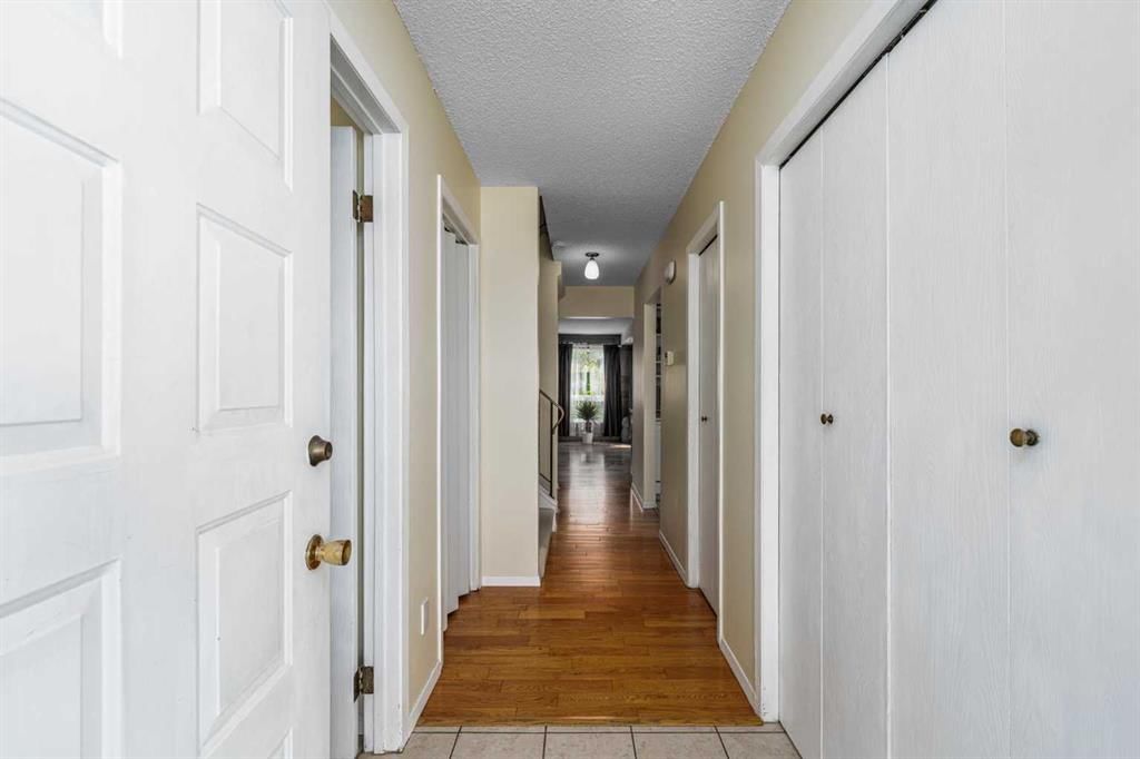 1455 Berkley Drive NW, Calgary — photo 3 of 37