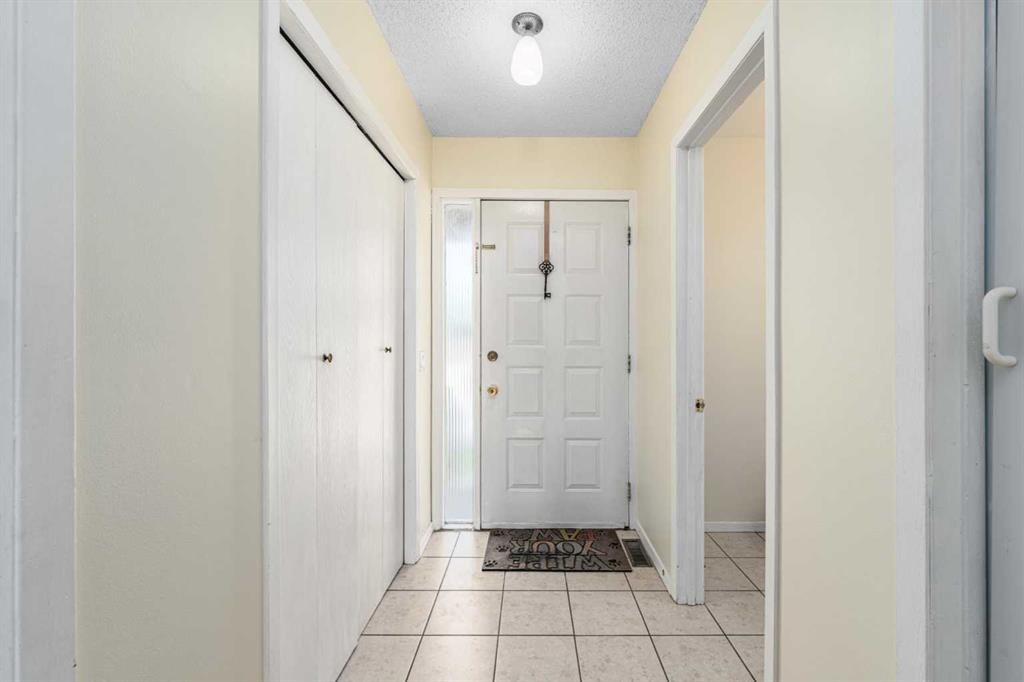 1455 Berkley Drive NW, Calgary — photo 4 of 37