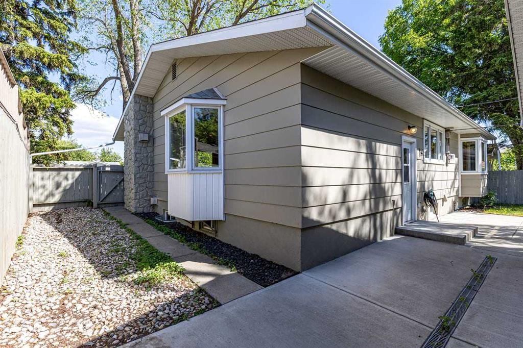 10731 Maplebend Drive SE, Calgary — photo 2 of 48
