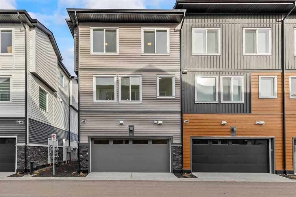 42 Corner Glen Manor NE, Calgary — photo 3 of 48