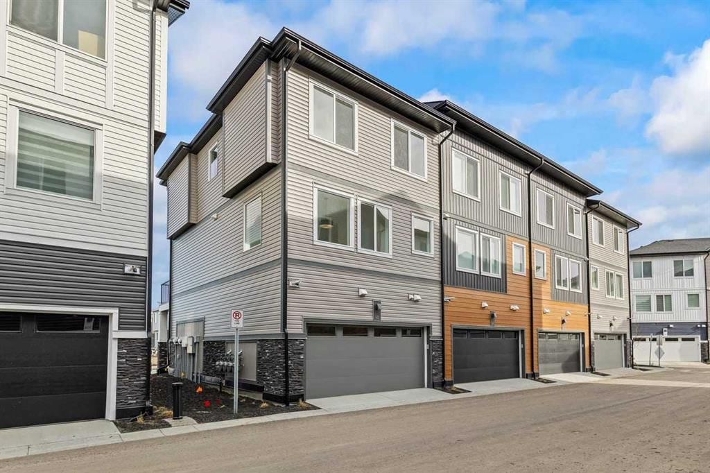 42 Corner Glen Manor NE, Calgary — photo 4 of 48