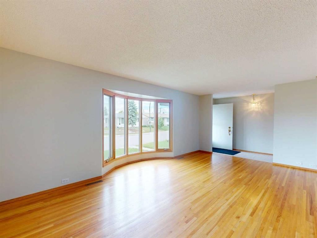 548 Mcintosh Road NE, Calgary — photo 3 of 35