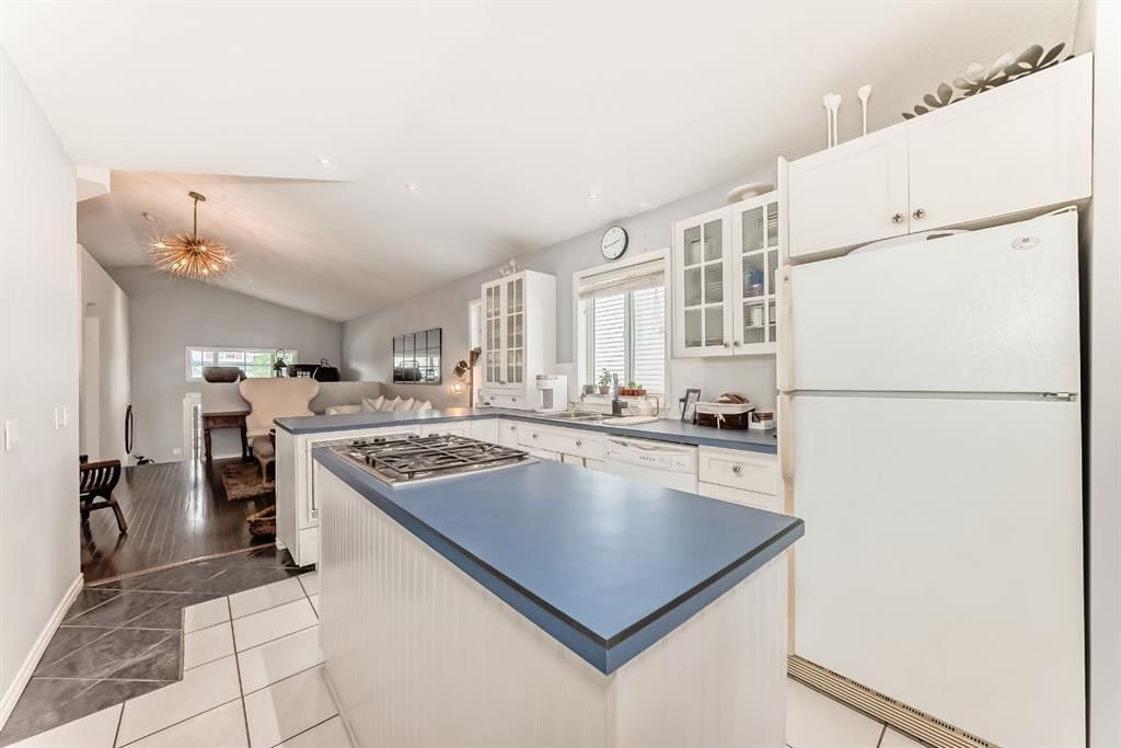 307 Mt Lorette Place SE, Calgary — photo 4 of 44