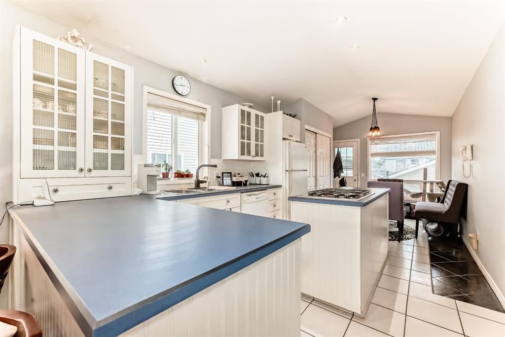 307 Mt Lorette Place SE, Calgary — photo 5 of 44