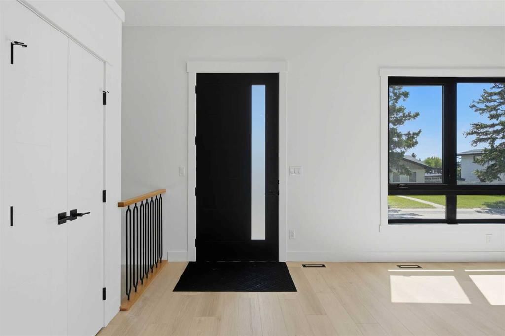 27 Glacier Drive SW, Calgary — photo 4 of 48