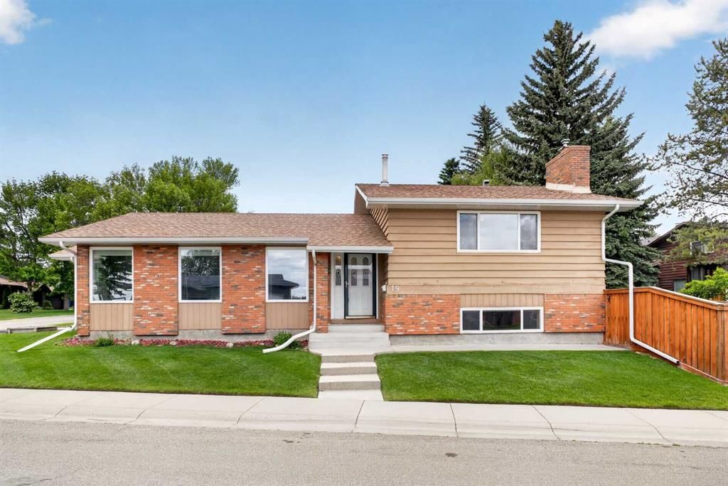 19 Deercrest Way SE, Calgary — photo 2 of 37