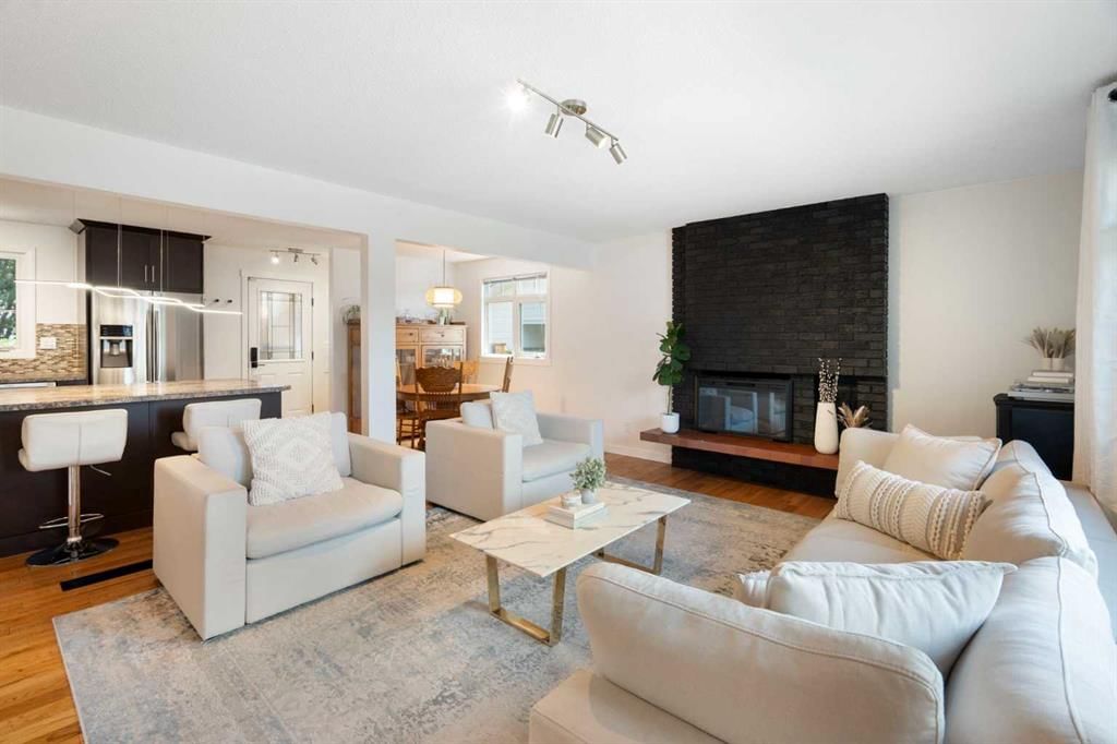 5032 Vanstone Crescent NW, Calgary — photo 4 of 43