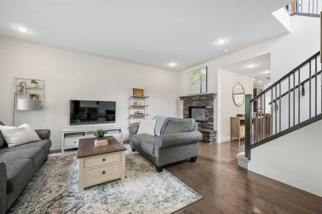 529 30 Avenue NW, Calgary — photo 5 of 46