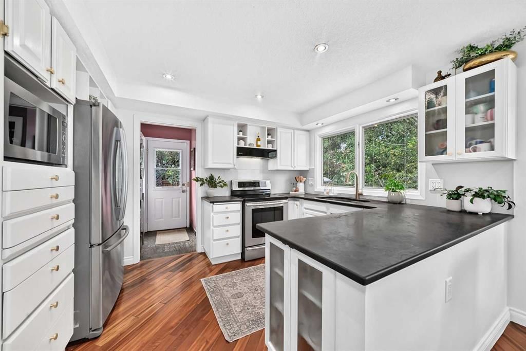 28 Woodmont Place SW, Calgary — photo 4 of 30