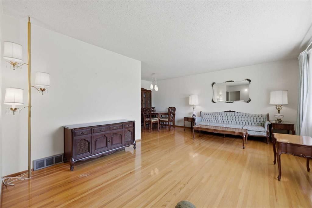 6111 34 Street SW, Calgary — photo 3 of 36