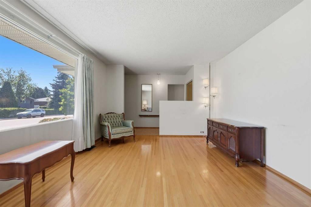 6111 34 Street SW, Calgary — photo 5 of 36