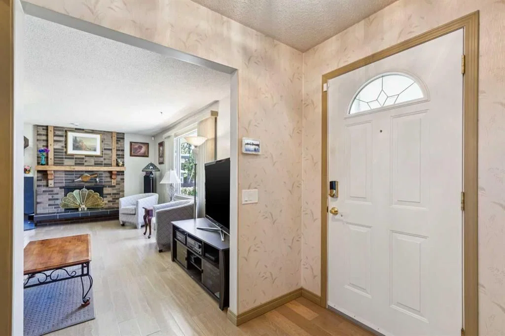 612 Cantrell Place SW, Calgary — photo 5 of 43