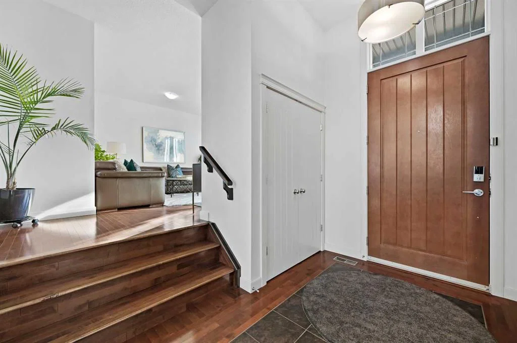 129 Springbluff Boulevard SW, Calgary — photo 4 of 43