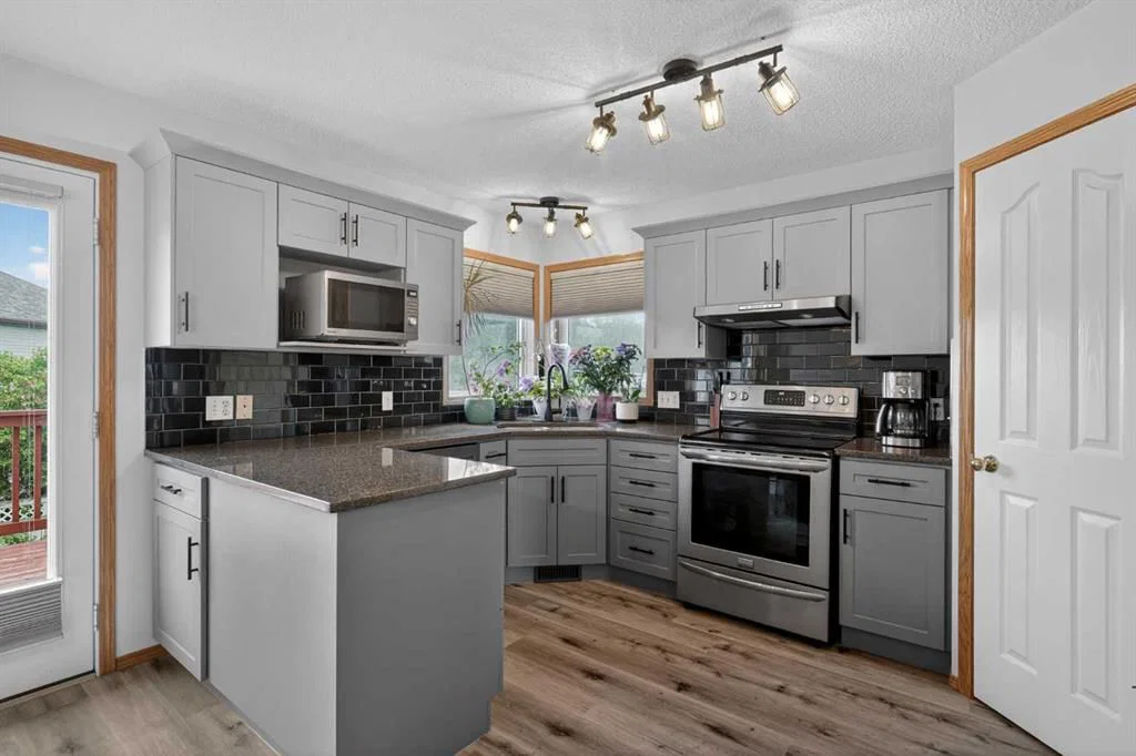 84 Hidden Spring Close NW, Calgary — photo 2 of 43