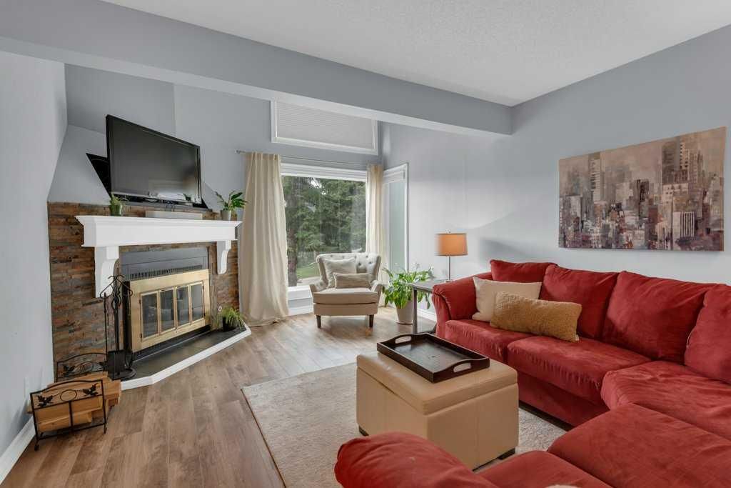 11 Stradwick Place SW, Calgary — photo 4 of 35