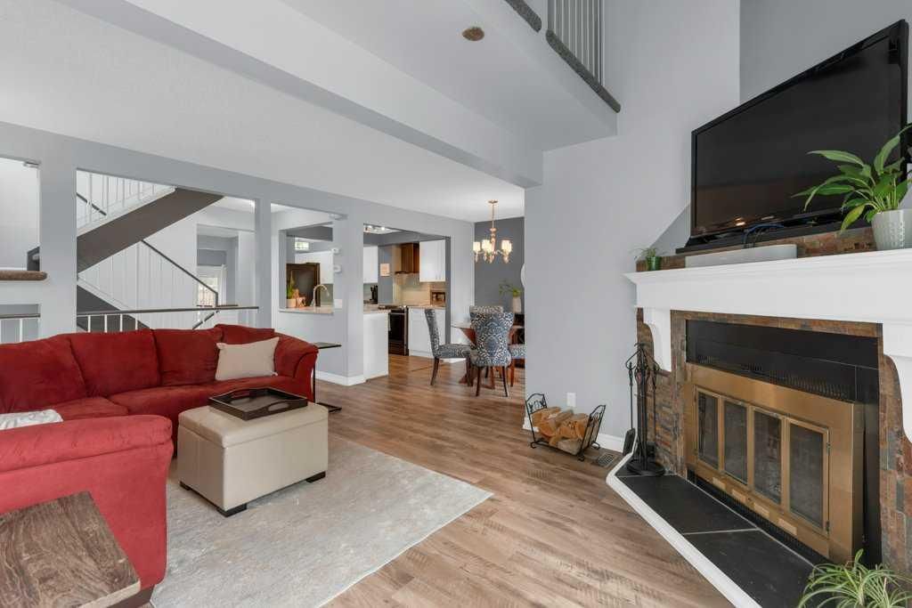 11 Stradwick Place SW, Calgary — photo 5 of 35