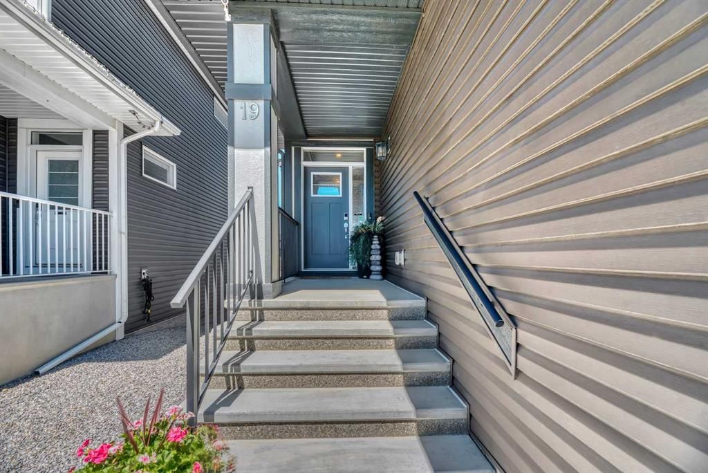19 Crestbrook Link SW, Calgary — photo 2 of 50