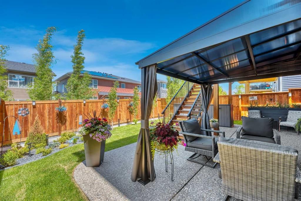 19 Crestbrook Link SW, Calgary — photo 3 of 50